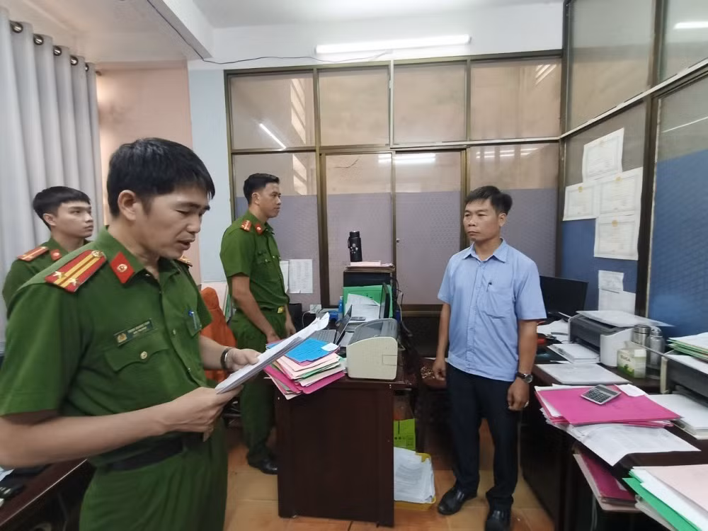 Cơ quan công an tống đạt quyết định khởi tố đối với bị can Bùi Mạnh Tường. Ảnh: CACC