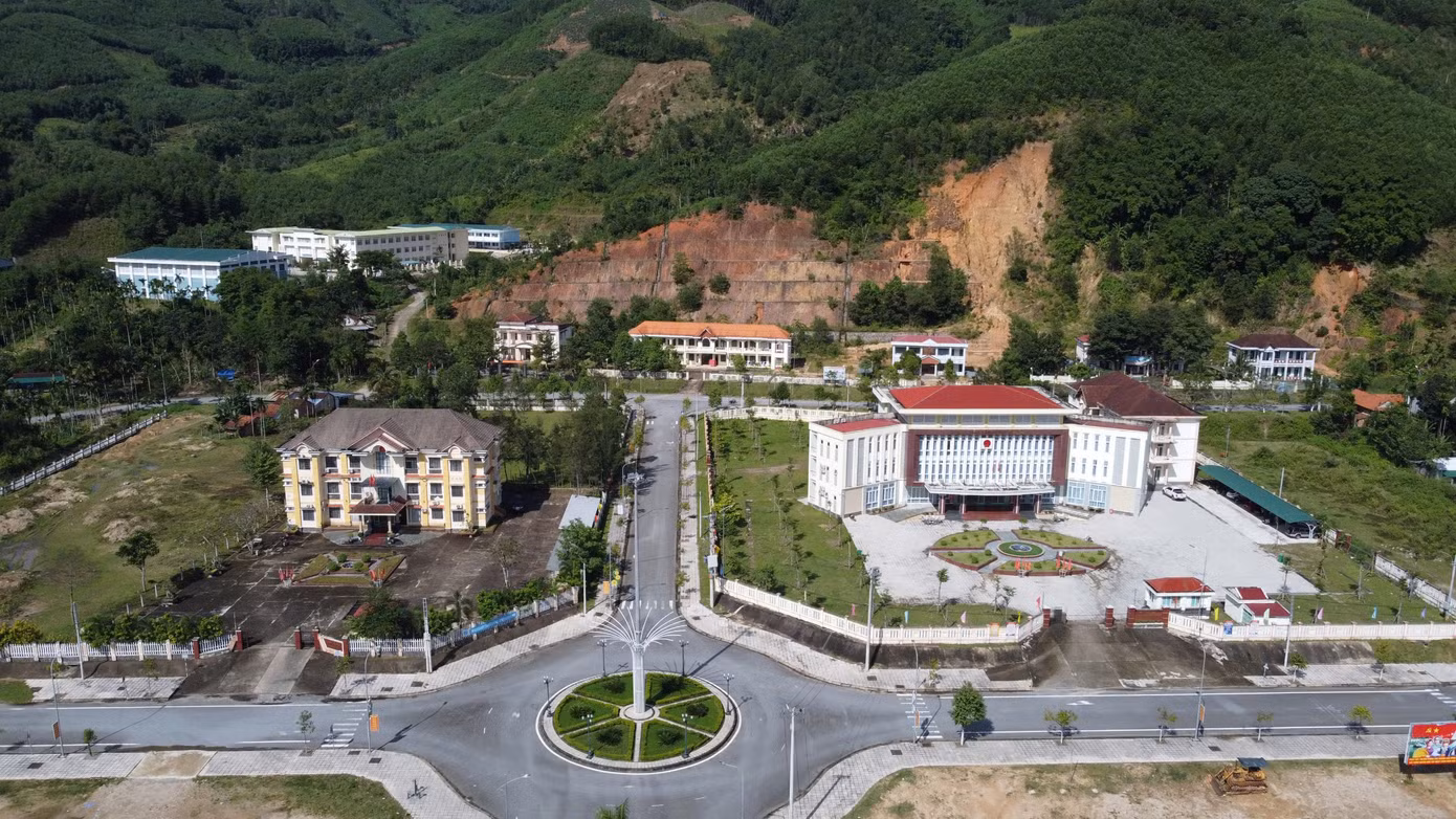 Mùa mưa lũ năm nay, UBND huyện Sơn Tây cũng xác định khu vực có 5 cơ quan nằm trong diện nguy cơ sạt lở cao, trong đó có cả trụ sở UBND huyện Sơn Tây khi nơi này chỉ cách điểm sạt lở chừng 70 m. Vậy nên huyện đã chủ động lên phương án di dời.