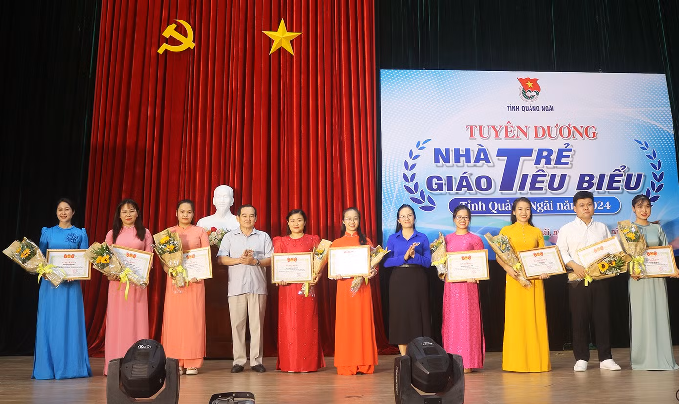 Chị Hồ Thị Thu Thanh - Phó Bí thư Tỉnh Đoàn Quảng Ngãi trao bằng khen của Tỉnh Đoàn và tặng hoa chúc mừng các nhà giáo trẻ tiêu biểu.