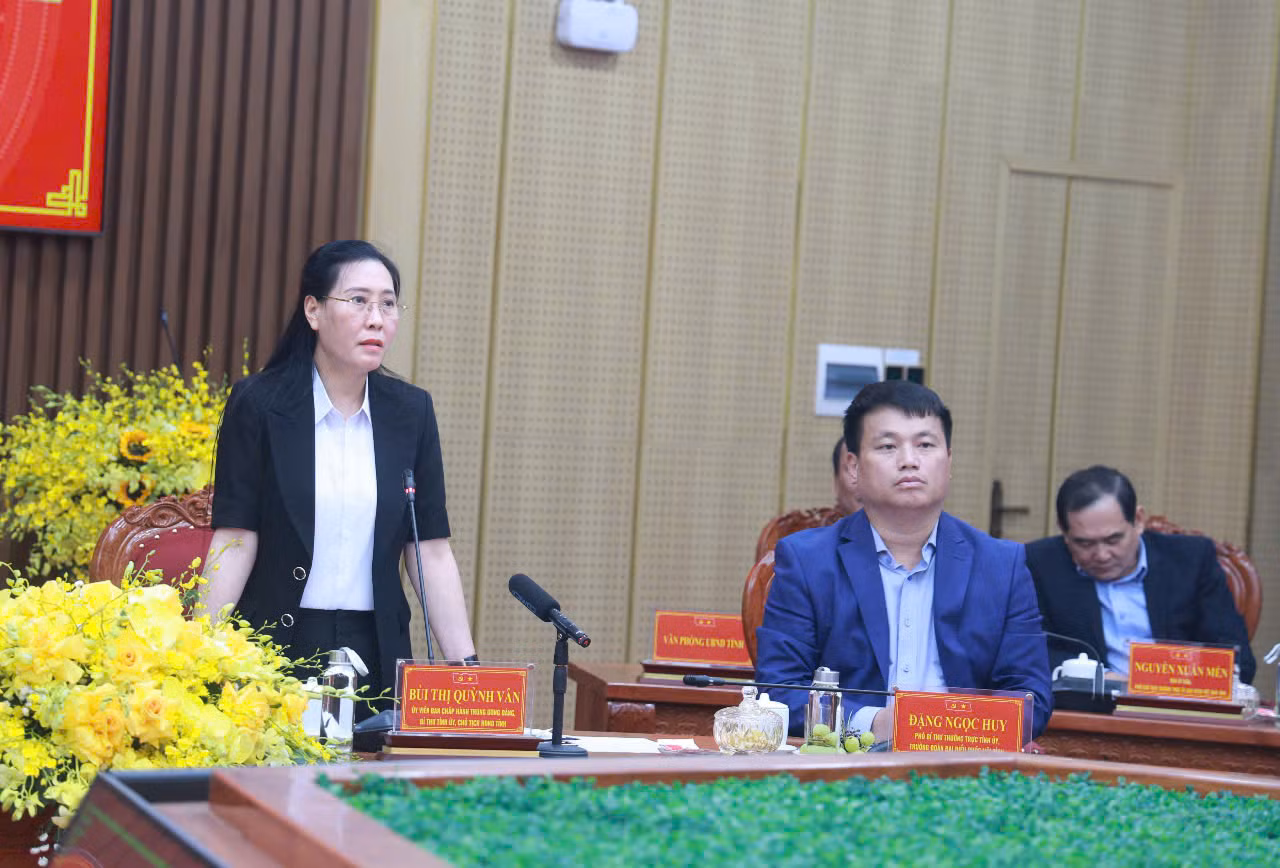 Bí thư Tỉnh ủy Quảng Ngãi Bùi Thị Quỳnh Vân phát biểu trong buổi làm việc với Tỉnh ủy Kon Tum về sáp nhập tỉnh.