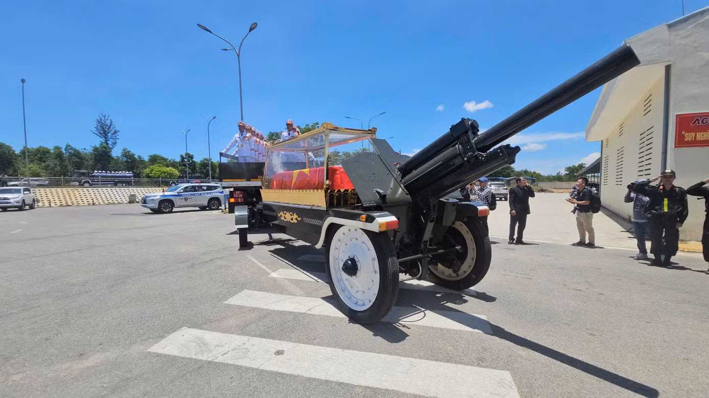 Hiện linh cữu đã lên linh xa di chuyển về nơi an táng ở xã Phổ Khánh (cách sân bay Chu Lai khoảng 100km).