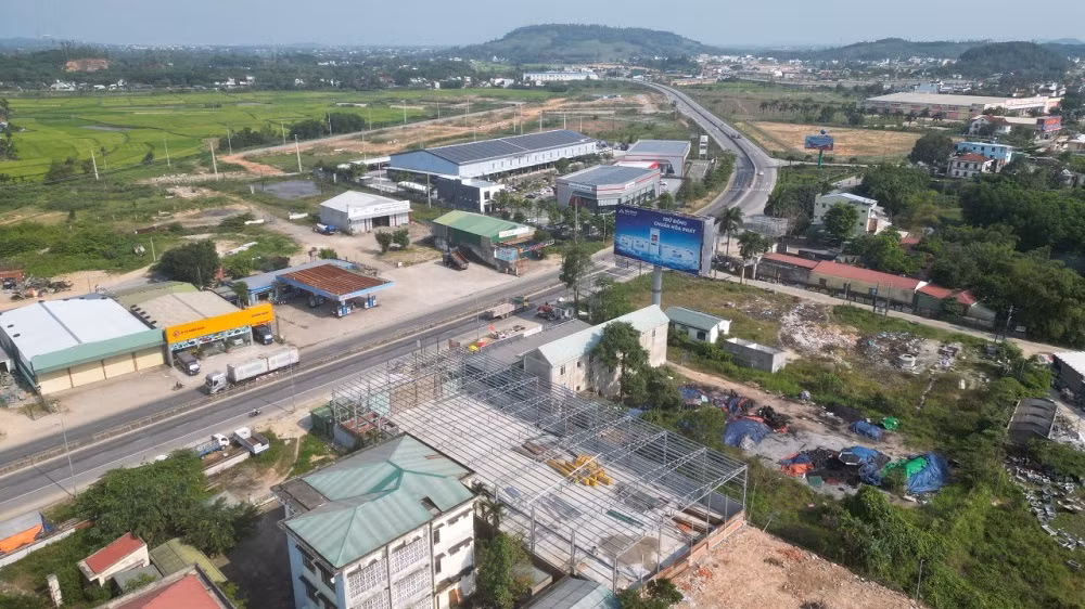 UBND phường Trương Quang Trọng đã yêu cầu Công ty TNHH Thương mại Dịch vụ Tứ Hưng dừng ngay việc xây dựng công trình trên.