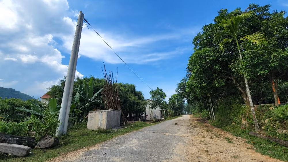 Dù công trình điện đã hoàn thành từ cuối năm 2019, nhưng đến nay vẫn chưa thể đóng điện, gây lãng phí và bức xúc cho người dân.