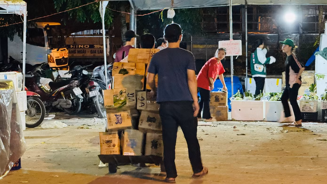 “Mỗi thùng hàng kéo từ xe vào quầy của tiểu thương được trả công 2.000 đồng. Một chuyến thường chất 10 thùng. Mỗi người thường kéo 300 - 400 thùng trong đêm, kiếm khoảng 800.000 đồng. Dịp Tết, dù công việc vất vả, kéo dài nhưng với mong muốn kiếm thêm thu nhập để trang trải cho cái Tết nên mệt mấy cũng phải làm”, anh Anh thổ lộ. Ảnh: Nguyễn Ngọc