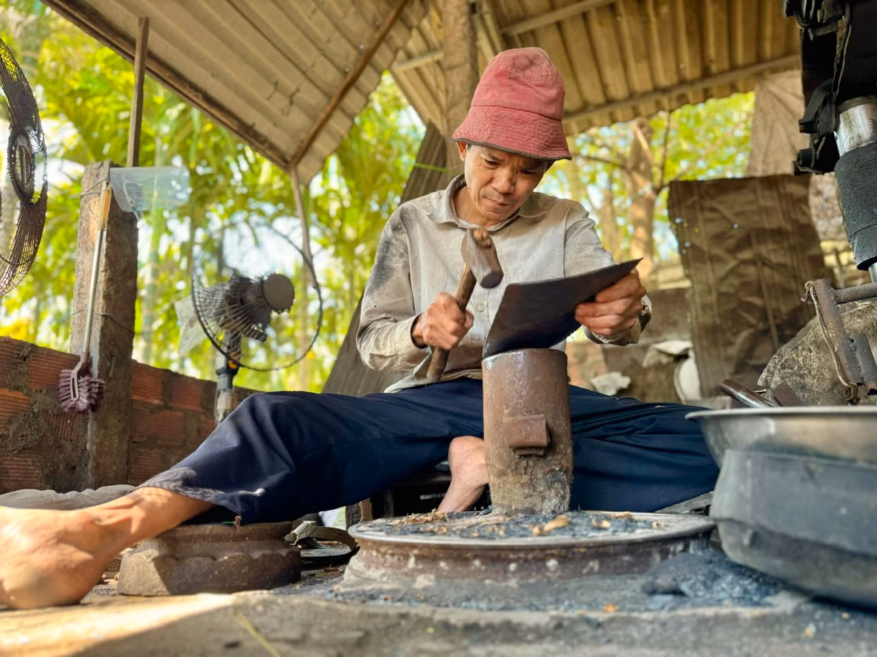“Những ngày cận Tết là khoảng thời gian bận rộn nhất, số lượng người đặt các loại dao để sử dụng tăng cao. Vì vậy, hàng ngày những người làm nghề ở đây đều phải bắt đầu công việc từ lúc 4h sáng, kết thúc khi trời tối muộn, thậm chí có nhiều hộ nhận hàng nhiều phải làm cả đêm”, anh Thân chia sẻ.
