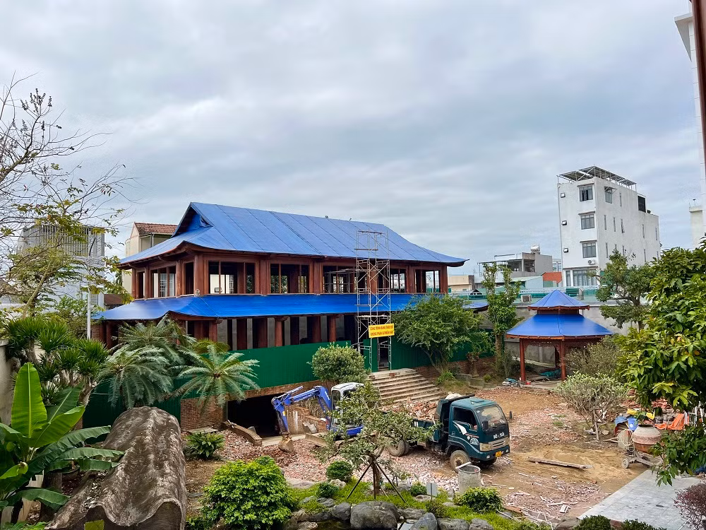 Biệt phủ xây dựng trái phép khi chưa tháo dỡ.