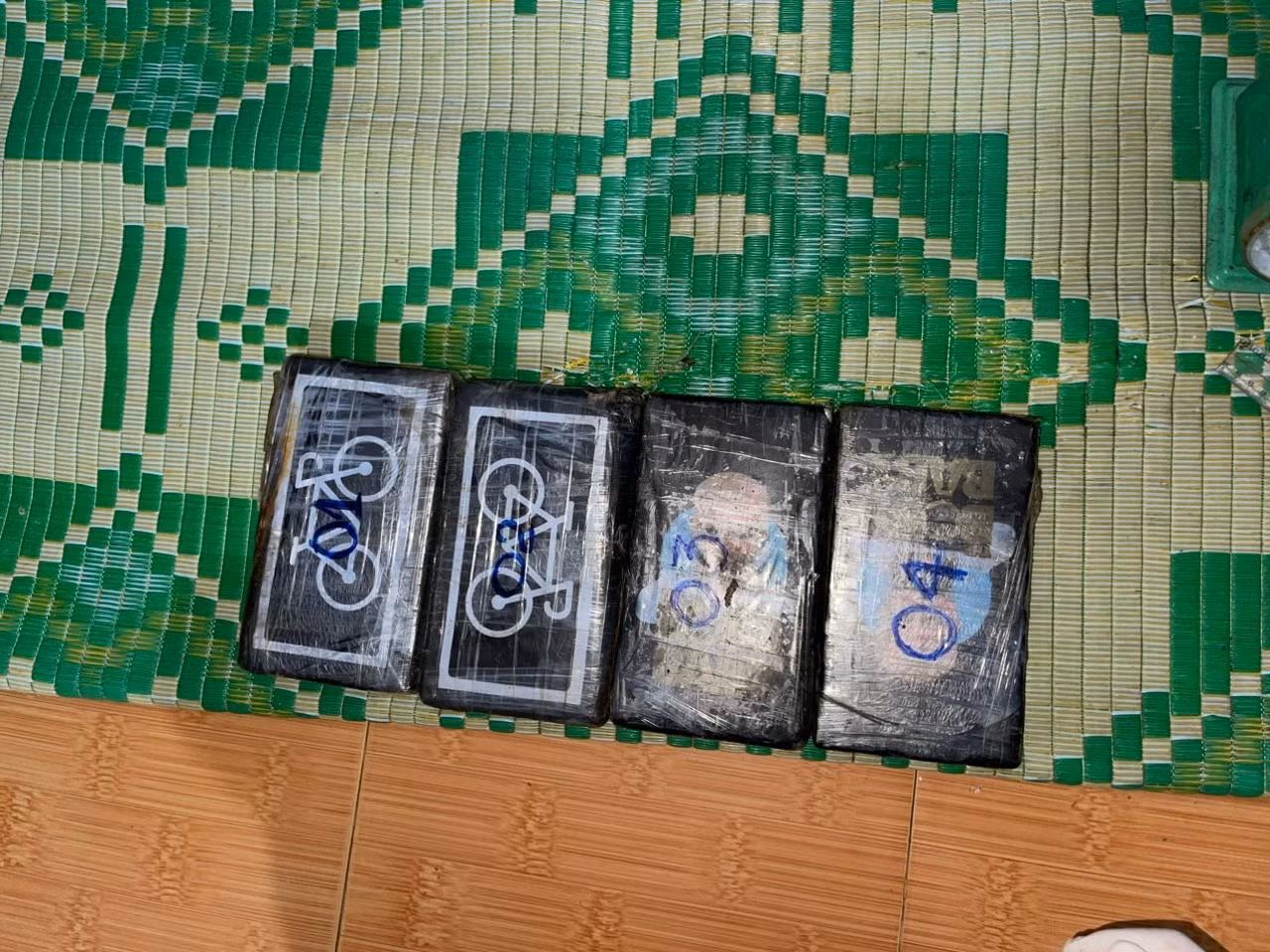 Các gói này có hình dạng, kích thước, nhãn mác với gần 300kg ma túy dạng cocaine trôi dạt vào bờ biển Quảng Ngãi cách đây 1 tháng.