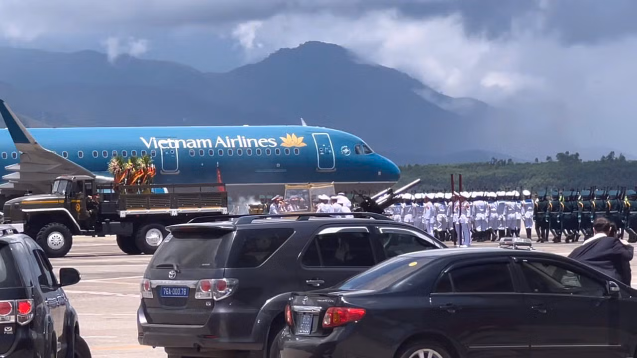Ngay khi máy bay đưa linh cữu nguyên Chủ tịch nước Trần Đức Lương hạ cánh xuống sân bay Chu Lai, lực lượng phục vụ tang lễ đã nhanh chóng vào vị trí để đưa linh cữu di chuyển về nơi an nghỉ ở quê nhà xã Phổ Khánh (thị xã Đức Phổ, tỉnh Quảng Ngãi).