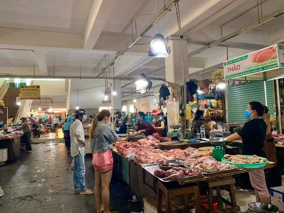 Theo đó, sẽ có người bán ngày chẵn, có người bán ngày lẻ, để đảm bảo giãn cách phòng chống dịch. Ảnh: Nguyễn Ngọc