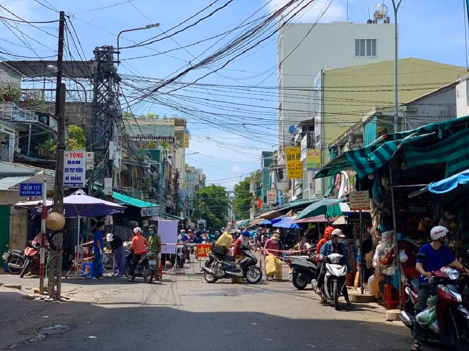 Các đường phụ ra vào chợ đều bị phong tỏa. Ảnh: Nguyễn Ngọc