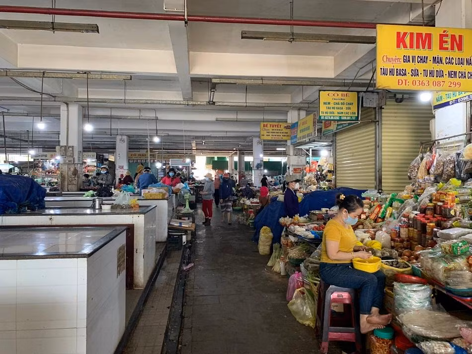 Hiện Ban quản lý chợ Quảng Ngãi đang thực hiện phương án giãn cách cho các tiểu thương buôn bán trong chợ bằng cách chia nửa số người bán. Ảnh: Nguyễn Ngọc