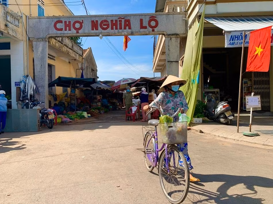Theo quan sát lượng người đi chợ giảm hơn trước rất nhiều. Ảnh: Nguyễn Ngọc