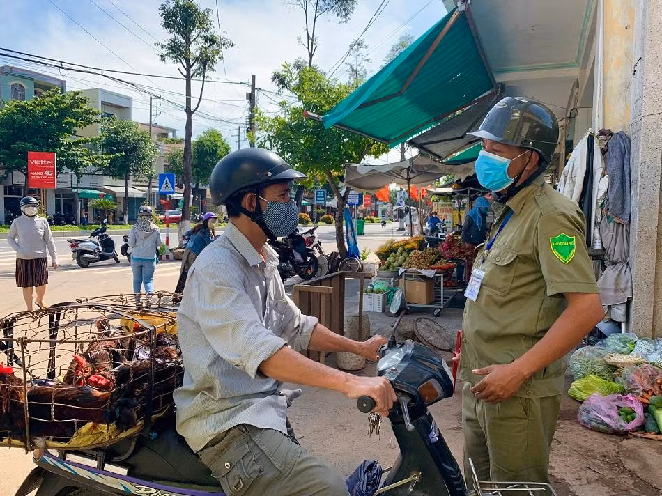 Người dân vào chợ Nghĩa Lộ Nghĩa Lộ (phường Nghĩa Lộ, TP Quảng Ngãi), được kiểm tra phiếu vào chợ. Ảnh: Nguyễn Ngọc