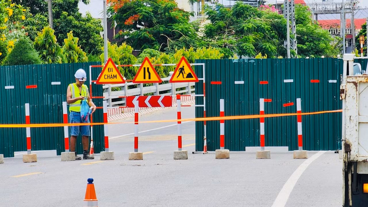 Việc sửa chữa kéo dài 2 tháng từ ngày 17/7 - 14/9. Trong hai tháng này, các lái xe trên Quốc lộ 1A khi đến Km1056+076 (đầu cầu Trà Khúc) sẽ theo dõi biển báo và hướng dẫn của cảnh sát giao thông để di chuyển theo hướng khác.