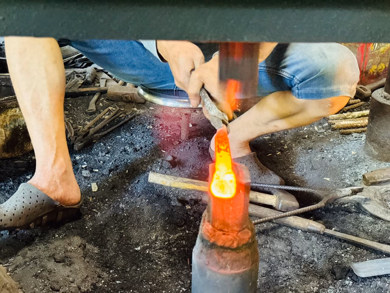 Ngoài ra, việc nung sắt rồi máy dập cho nhẵn, mài, đóng cán… mỗi khâu đều yêu cầu sự khéo léo rất cao của người thợ. Cao hơn nữa là phải biết “căn” nhiệt độ nhằm xác định thời gian tôi trong bễ là bao lâu để đưa ra sản phẩm đạt chất lượng.