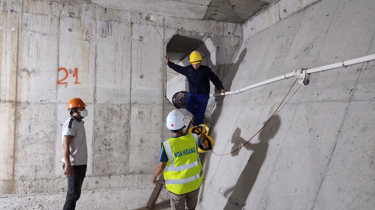 Lối ra vào duy nhất giữa các nhịp dầm là các lỗ thông trên vách ngăn.