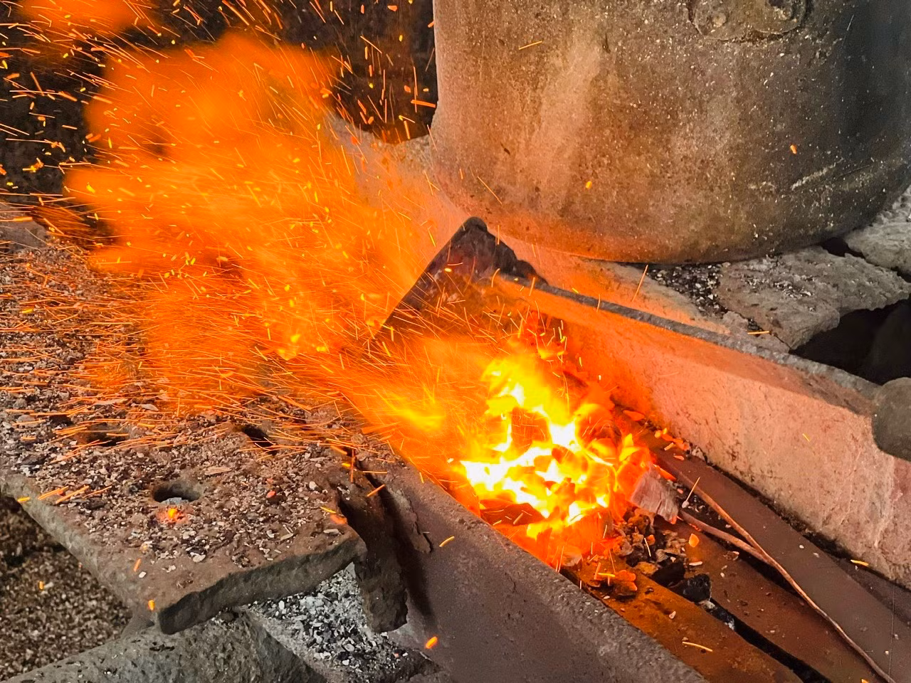 Theo các thợ rèn, nghề rèn là nghề vất vả, đòi hỏi tính kiên nhẫn, sự bền bỉ và sức lực… chịu được cái nóng của lửa, bụi bặm của khói. Để cho ra lò sản phẩm từ những thanh sắt, thép thô, người thợ rèn phải trải qua nhiều công đoạn.