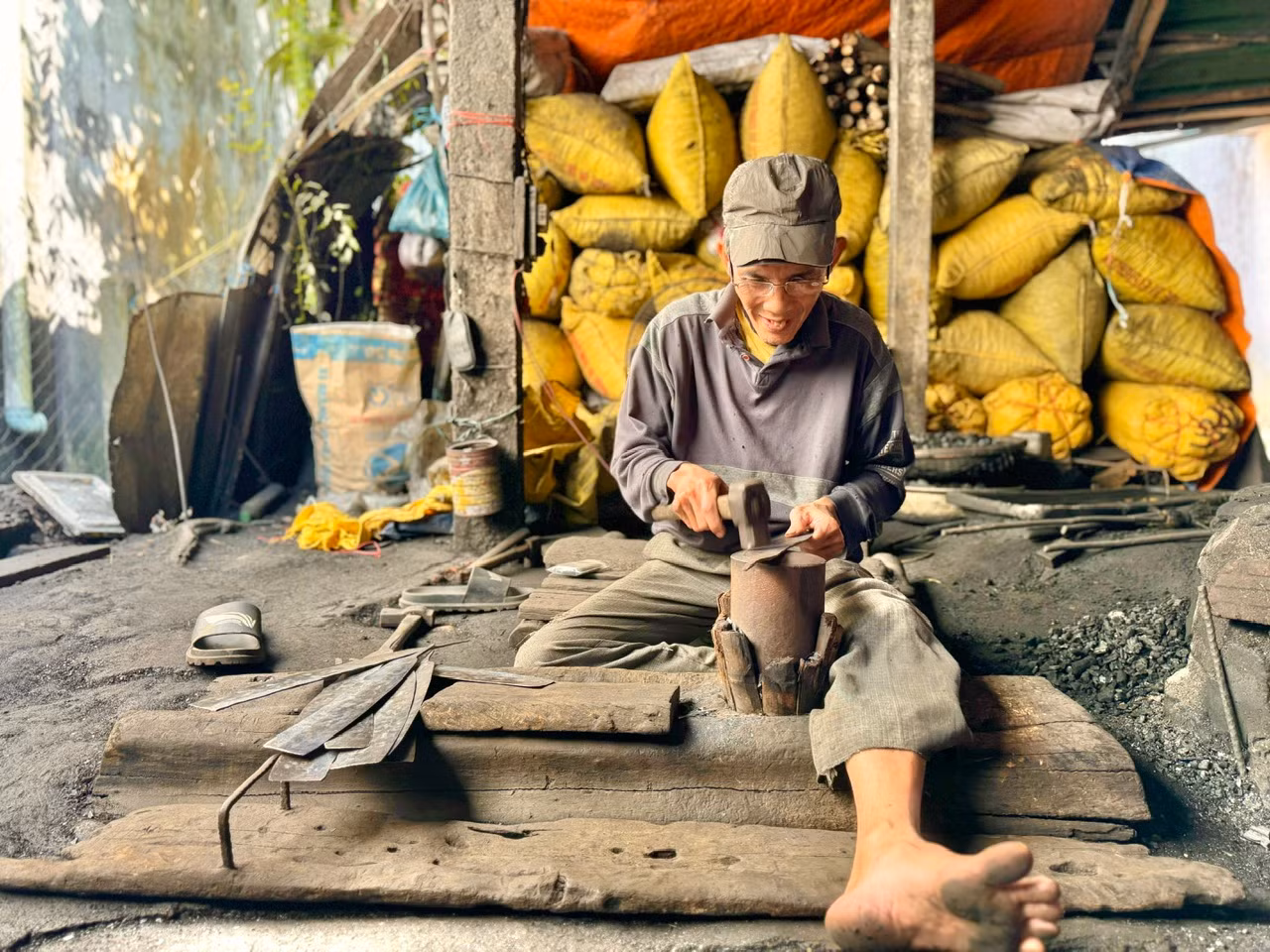 Dịp Tết, các loại dao là mặt hàng bán chạy hơn so với liềm, rựa… Bên cạnh làm theo đơn đặt hàng, người dân còn trực tiếp bày bán tại các chợ đầu mối, phục vụ nhu cầu mua sắm Tết của người dân.