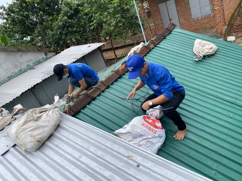 Hỗ trợ người dân chống bão và khắc phục hậu quả sau bão.