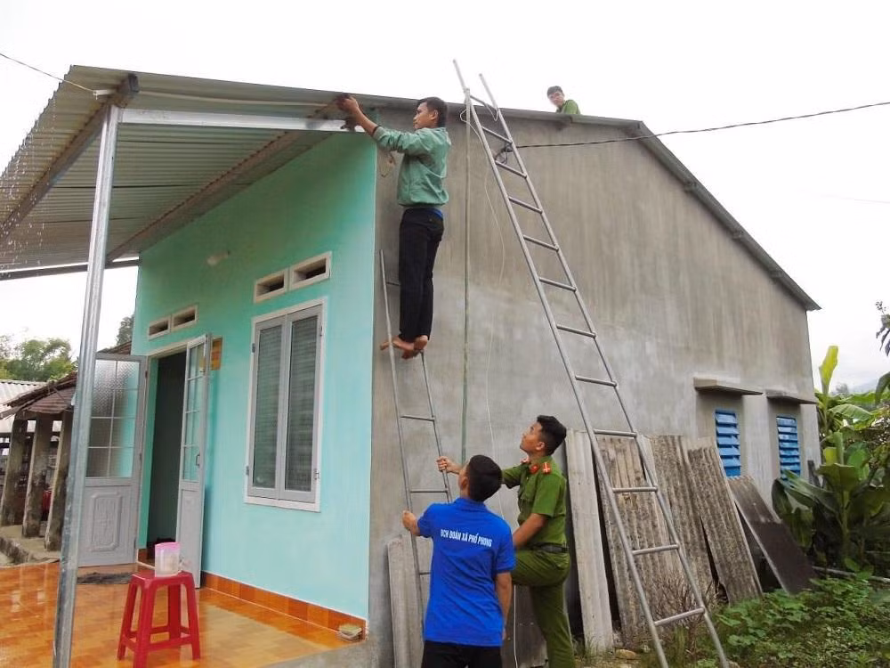Hỗ trợ người dân chống bão và khắc phục hậu quả sau bão.