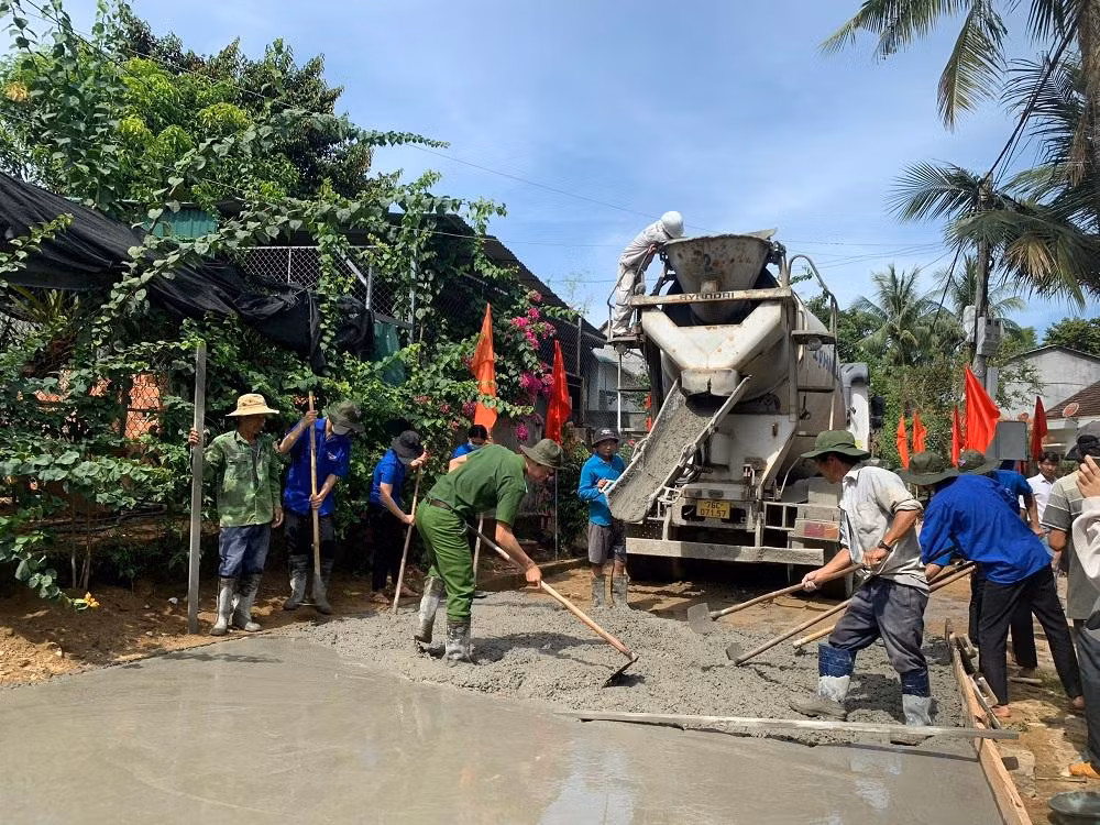 ĐVTN ra quân dọn rác ở ven biển và đường làng.