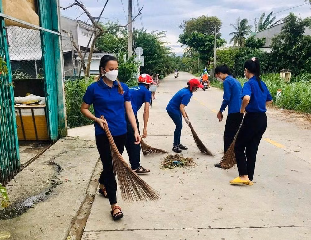 ĐVTN ra quân dọn rác ở ven biển và đường làng.