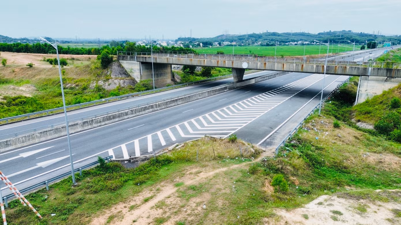 Tháng 9/2018, cao tốc Đà Nẵng - Quảng Ngãi (Km0+000-Km139+204) đi qua 3 tỉnh, thành: Đà Nẵng, Quảng Nam, Quảng Ngãi, với tổng số vốn đầu tư hơn 34.000 tỷ đồng, chính thức thông xe toàn tuyến. Dự án do Tổng Công ty Đầu tư phát triển Đường cao tốc Việt Nam (VEC) làm chủ đầu tư. Ảnh: Quốc Triều.