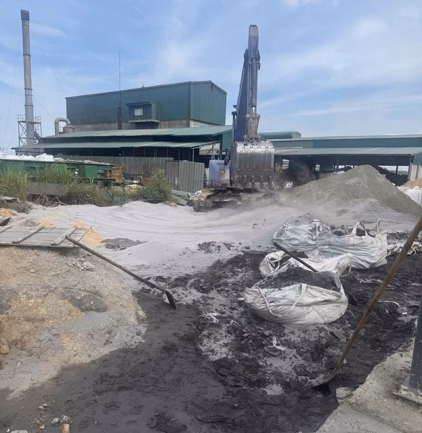 Ba doanh nghiệp ở Quảng Ngãi bị phát hiện có hành vi đổ chất thải rắn chưa qua xử lý ra môi trường. Ảnh: C.A.