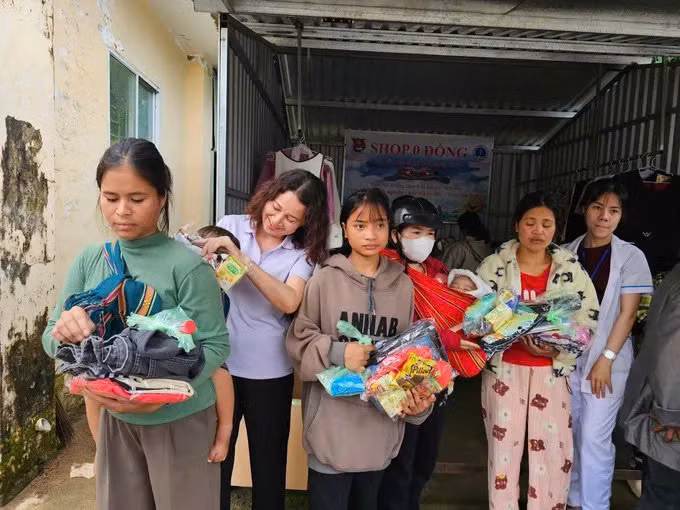 Các bà mẹ đến gian hàng nhận quần áo, bỉm, tã, sữa cho trẻ sơ sinh.