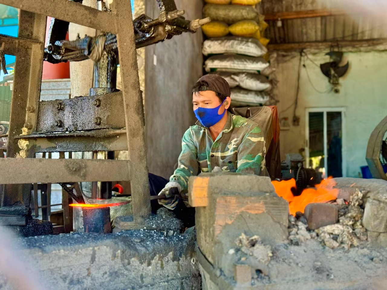 Chỉ còn hơn nửa tháng nữa là đến Tết Nguyên đán, hiện người dân ở làng rèn Minh Khánh (xã Tịnh Minh, huyện Sơn Tịnh, tỉnh Quảng Ngãi) luôn tất bật, đỏ lửa đến tối muộn để làm các sản phẩm như dao, cuốc, liềm, rựa… phục vụ thị trường Tết.