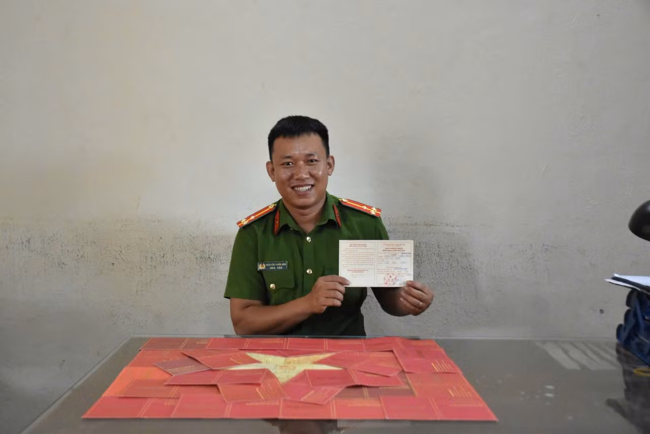 Lá cờ được xếp từ hàng chục giấy chứng nhận hiến máu tình nguyện của Thượng úy Nguyễn Tuấn Anh. Ảnh: NVCC