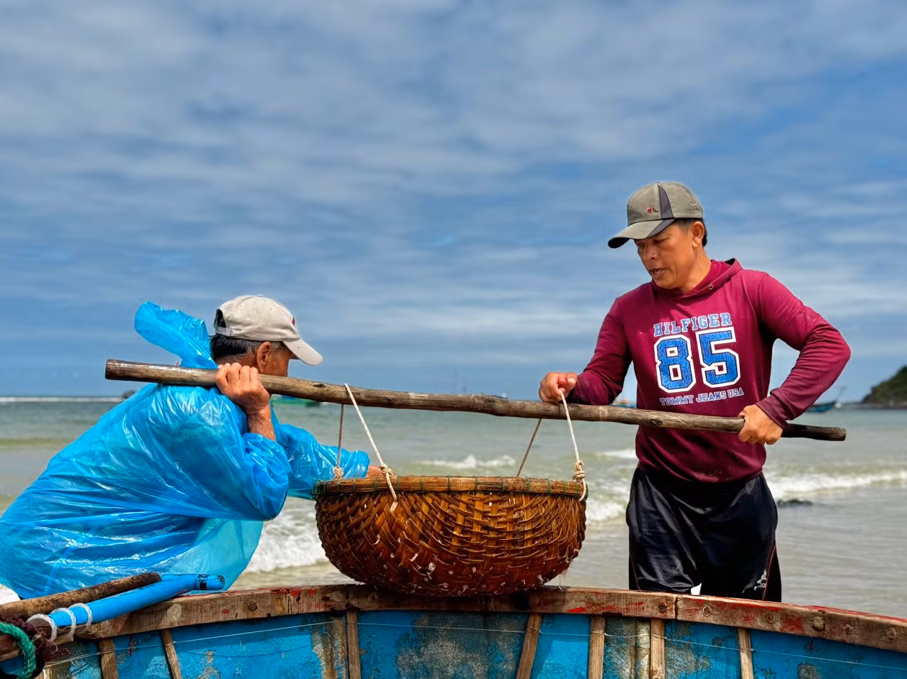 Đang cân ruốc bán cho thương lái, ngư dân Phạm Văn Phượng (trú xã Bình Châu, huyện Bình Sơn cho hay, hôm nay, sau 5 tiếng ra khơi, anh cùng 2 thuyền viên khai thác được 20 giỏ ruốc, khoảng 4 tạ. Với giá bán 20.000 đồng/kg, tàu của anh cũng thu về được gần 8 triệu đồng. Sau khi trừ hết chi phí mỗi người “đút túi” cũng được hơn 1 triệu đồng. Ảnh: Nguyễn Ngọc