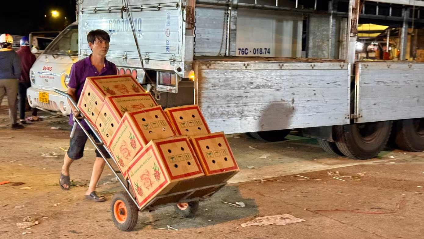 “Những ngày gần Tết, lượng hàng hóa về nhiều nên anh em làm nghề bốc vác ở chợ đầu mối phải làm việc liên tục và không màng tới giờ ngủ, khi nào hết hàng thì nghỉ. Mệt thì rất mệt nhưng bù lại có tiền để lo cho con cái có được một cái Tết ấm thì vất vả mấy cũng phải cố. Hôm nào chúng tôi cũng làm việc từ 21h cho đến 7h sáng hôm sau”, ông Phú nói. Ảnh: Nguyễn Ngọc