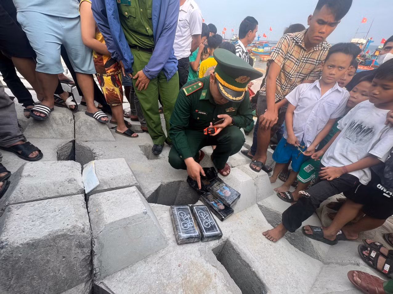 BĐBP Quảng Ngãi thu giữ các gói nghi cocaine.
