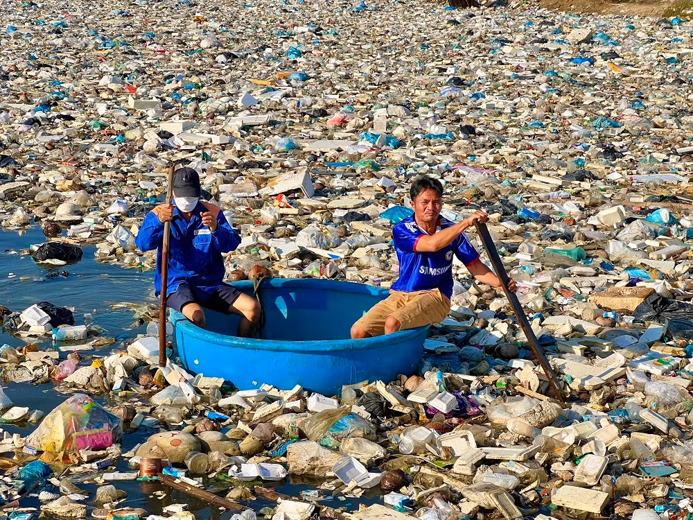 Người dân ra quân dọn rác.