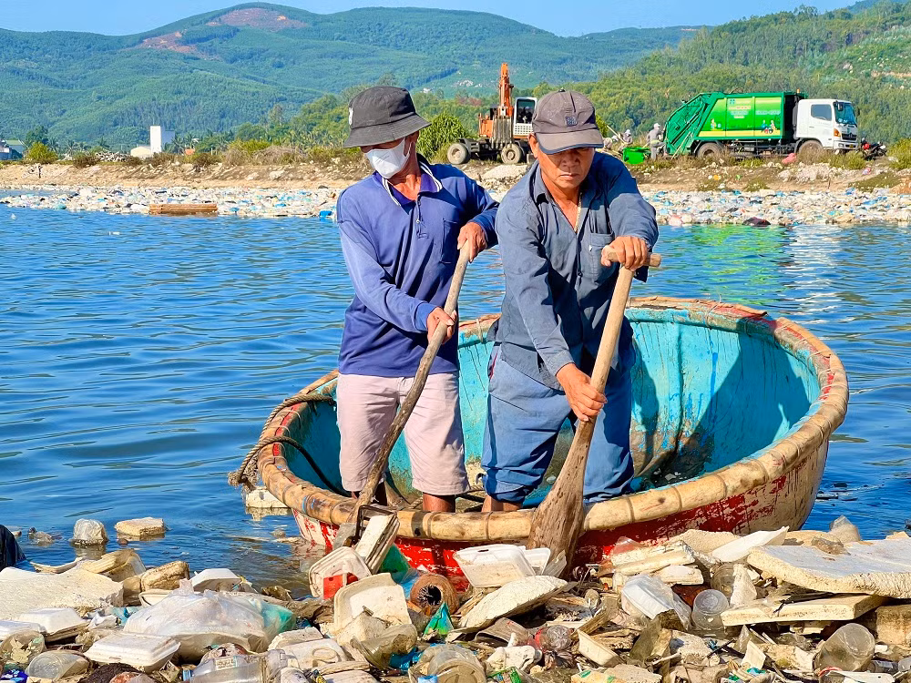 Người dân ra quân dọn rác.