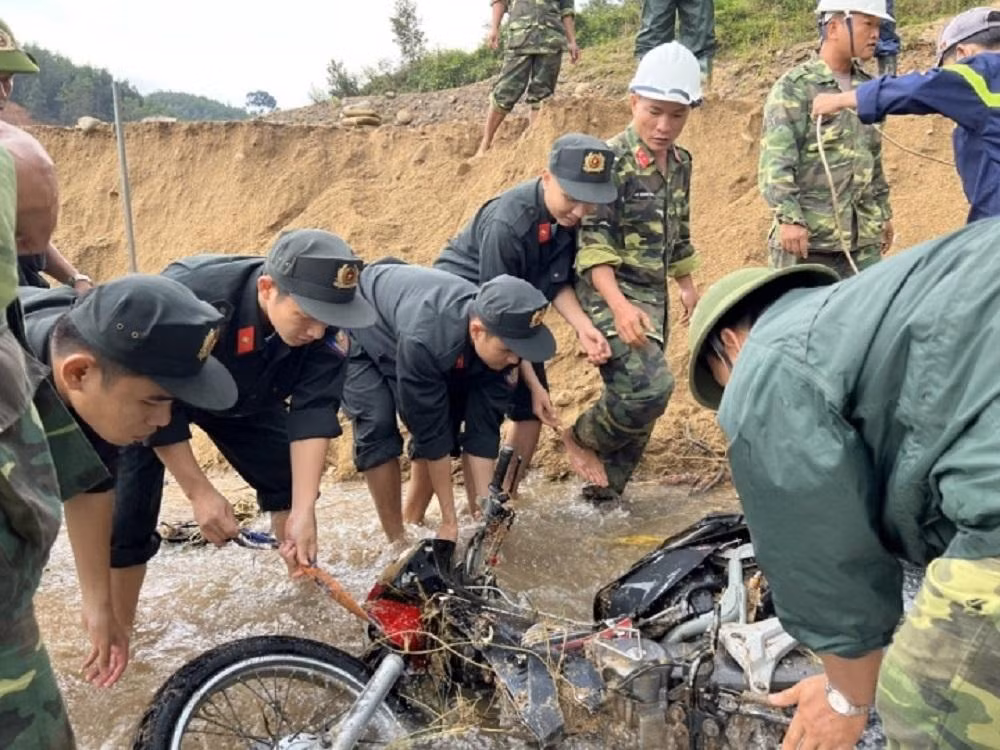 Ngày 13/10, lực lượng chức năng tìm thấy xe máy của kỹ sư Nguyễn Văn Nam (27 tuổi, trú TP Quảng Ngãi) - nạn nhân mất tích trong vụ sạt lở.