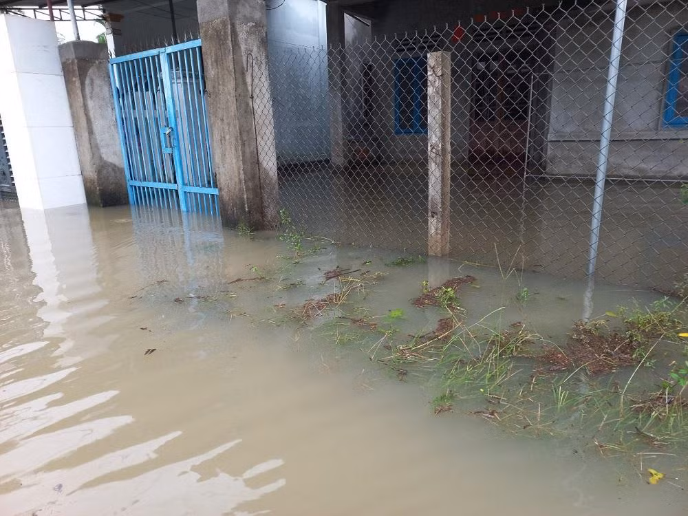 Dự báo trong 6 giờ tới, lũ trên các sông dao động ở mức báo động 2 - báo động 3 và xuống chậm. Trong 6-24 giờ tiếp theo lũ trên các sông xuống chậm dần.