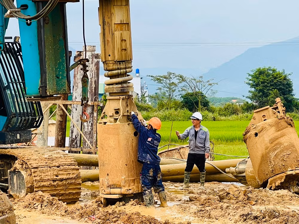Hiện nay, nhà thầu đã triển khai 14/20 mũi thi công với 400 nhân sự và hơn 80 đầu máy móc thiết bị, tập trung tại các hạng mục đường găng như hầm số 1, số 2 và số 3, cầu Sông Vệ, cầu TL624, các nút giao… và một số đoạn cần xử lý đất yếu.