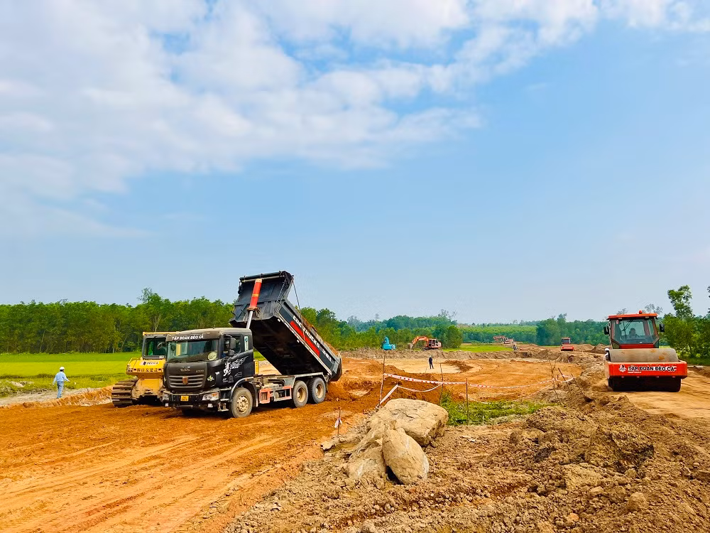 Tốc độ thi công vẫn còn khá chậm, thiết bị, nhân vật lực thi công vẫn còn khá khiêm tốn.