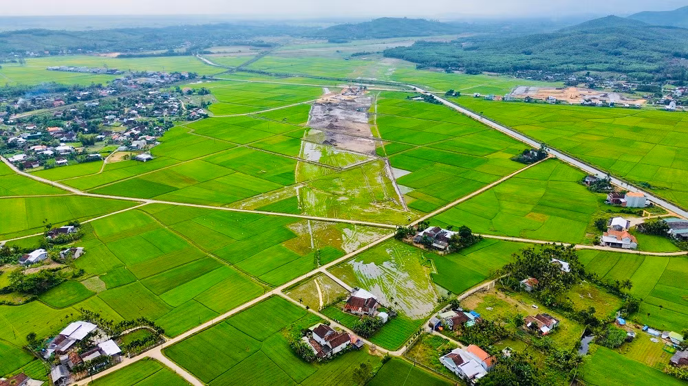 Theo quan sát của PV, chỉ khoảng 1km nhưng dự án vướng đến 2 cụm nhà dân, khiến mặt bằng dự án bị chia nhỏ thành từng đoạn.