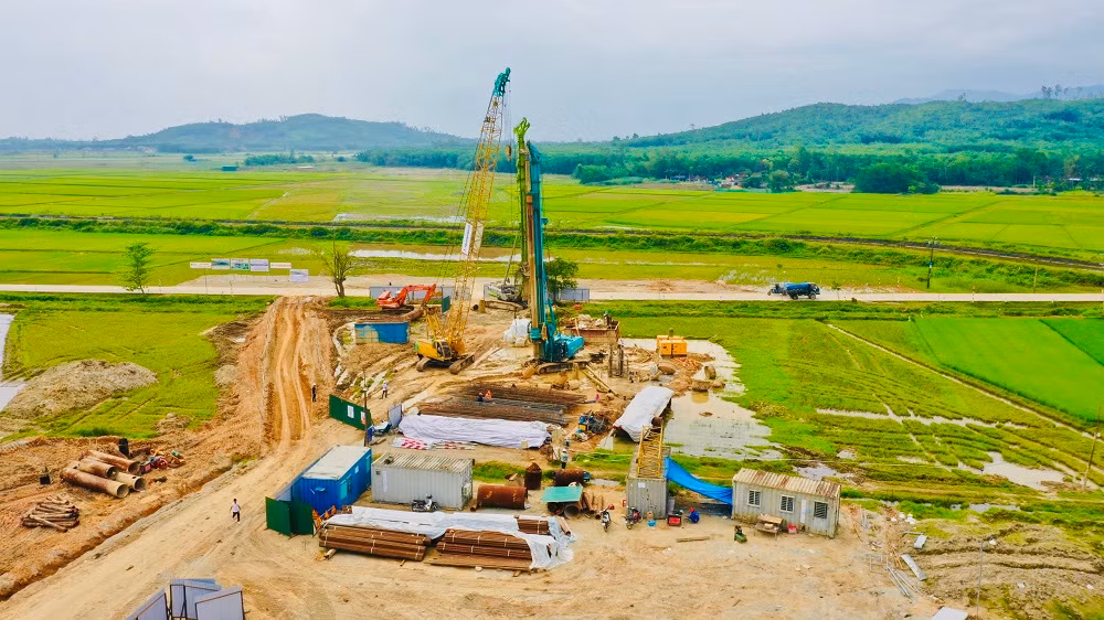 Hiện nay, nhà thầu đã triển khai 14/20 mũi thi công với 400 nhân sự và hơn 80 đầu máy móc thiết bị, tập trung tại các hạng mục đường găng như hầm số 1, số 2 và số 3, cầu Sông Vệ, cầu TL624, các nút giao… và một số đoạn cần xử lý đất yếu.