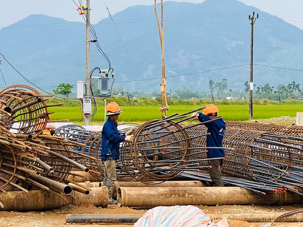 Hiện nay, nhà thầu đã triển khai 14/20 mũi thi công với 400 nhân sự và hơn 80 đầu máy móc thiết bị, tập trung tại các hạng mục đường găng như hầm số 1, số 2 và số 3, cầu Sông Vệ, cầu TL624, các nút giao… và một số đoạn cần xử lý đất yếu.