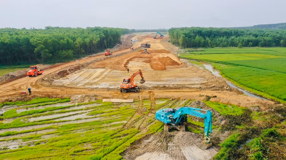 Tốc độ thi công vẫn còn khá chậm, thiết bị, nhân vật lực thi công vẫn còn khá khiêm tốn.