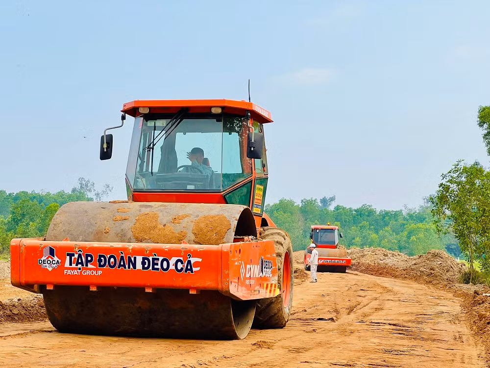 Tốc độ thi công vẫn còn khá chậm, thiết bị, nhân vật lực thi công vẫn còn khá khiêm tốn.