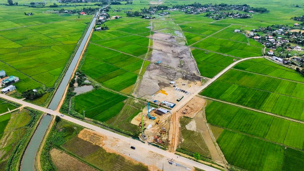 Theo quan sát của PV, chỉ khoảng 1km nhưng dự án vướng đến 2 cụm nhà dân, khiến mặt bằng dự án bị chia nhỏ thành từng đoạn.