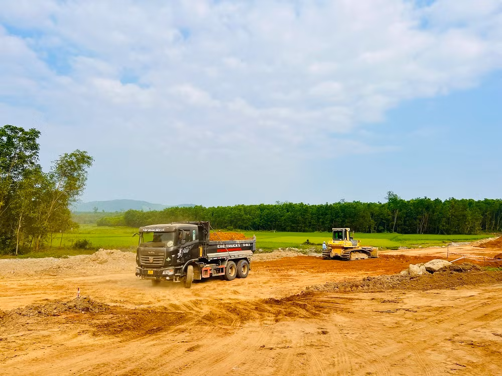 Tốc độ thi công vẫn còn khá chậm, thiết bị, nhân vật lực thi công vẫn còn khá khiêm tốn.