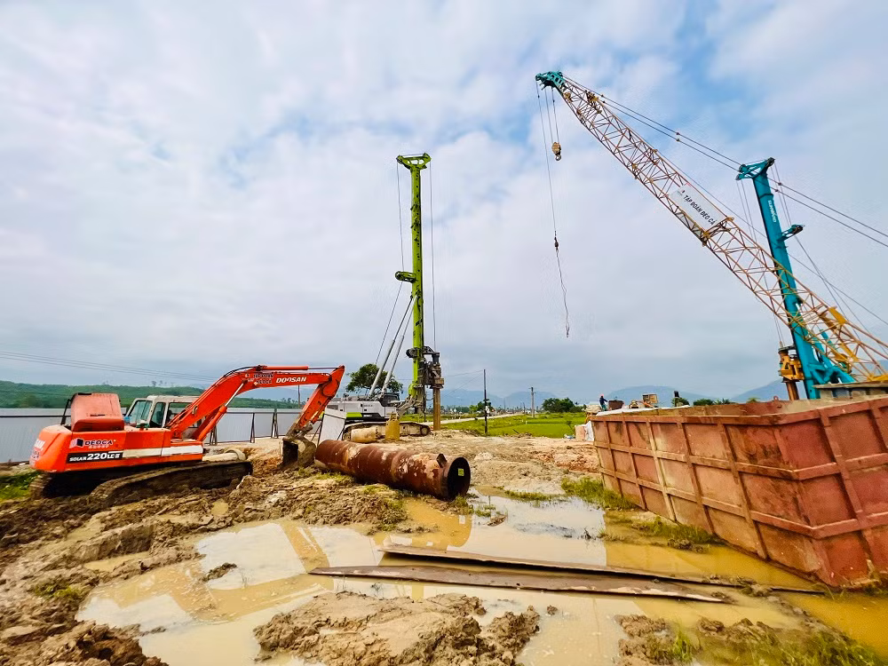 Hiện nay, nhà thầu đã triển khai 14/20 mũi thi công với 400 nhân sự và hơn 80 đầu máy móc thiết bị, tập trung tại các hạng mục đường găng như hầm số 1, số 2 và số 3, cầu Sông Vệ, cầu TL624, các nút giao… và một số đoạn cần xử lý đất yếu.