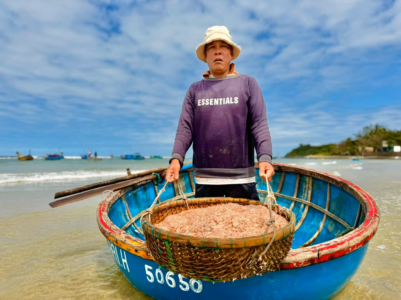 Ngư dân Võ Duy Hải (trú thôn Châu Thuận Biển, xã Bình Châu) cho biết, vùng biển đánh bắt chừng 3-4 hải lý, năm nay ruốc xuất hiện dày đặc nên tàu nào cũng trúng đậm. Ảnh: Nguyễn Ngọc