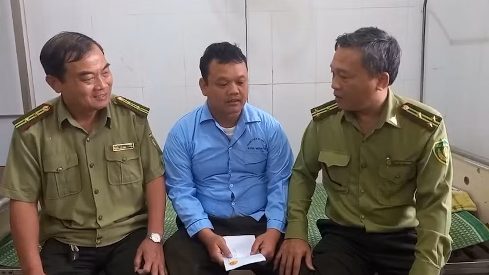 Lãnh đạo Chi cục kiểm lâm Quảng Ngãi thăm hỏi và động viên ông Đinh Hồng Tâm đang điều trị tại bệnh viện. Ảnh: TC